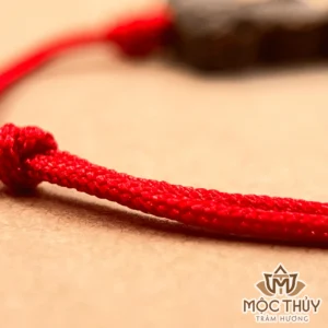 Vòng tay chỉ đỏ Bồ Tát Hộ Thân - trầm Hương Mộc Thủy