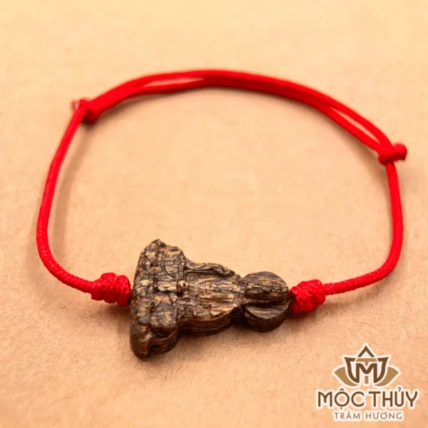 Vòng tay chỉ đỏ Bồ Tát Hộ Thân - trầm Hương Mộc Thủy