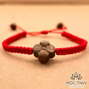 Vòng tay chỉ đỏ đan Cỏ Bốn Lá
